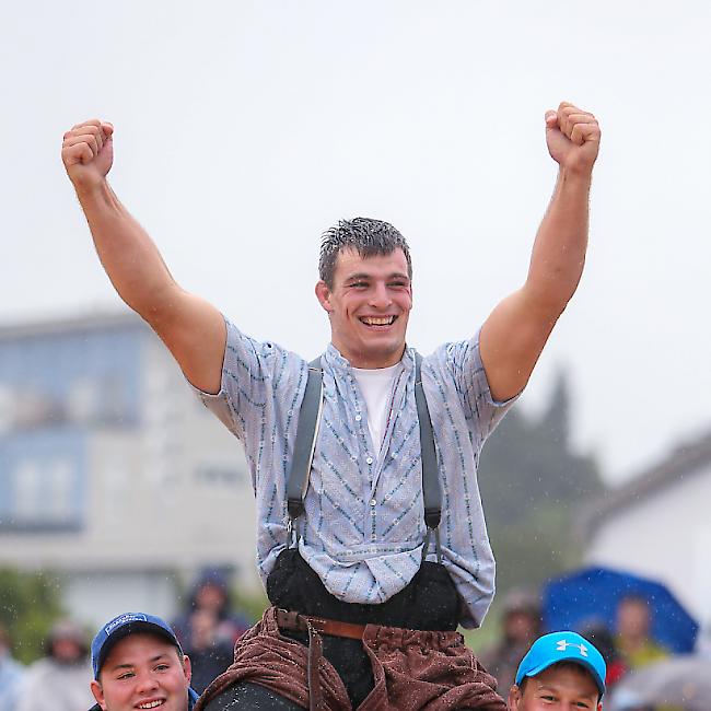 Der Thurgauer Samuel Giger gewinnt das Schaffhauser Kantonal-Schwingfest