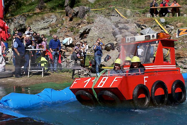 Selbst die «Feuerwehr» löschte im Wasserbecken ihre heisse Fahrt.