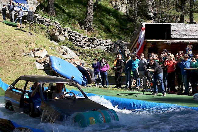 Die Gruppe «Justy» fuhr vor staunendem Publikum echt mit einem Auto ins Wasserbecken.