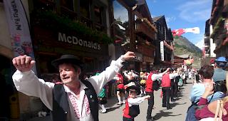 Farbenfroher Umzug durch Zermatt, der anl&auml;sslich der 49. Ausgabe des Folklore Festivals am Sonntagnachmittag durchgef&uuml;hrt wurde.