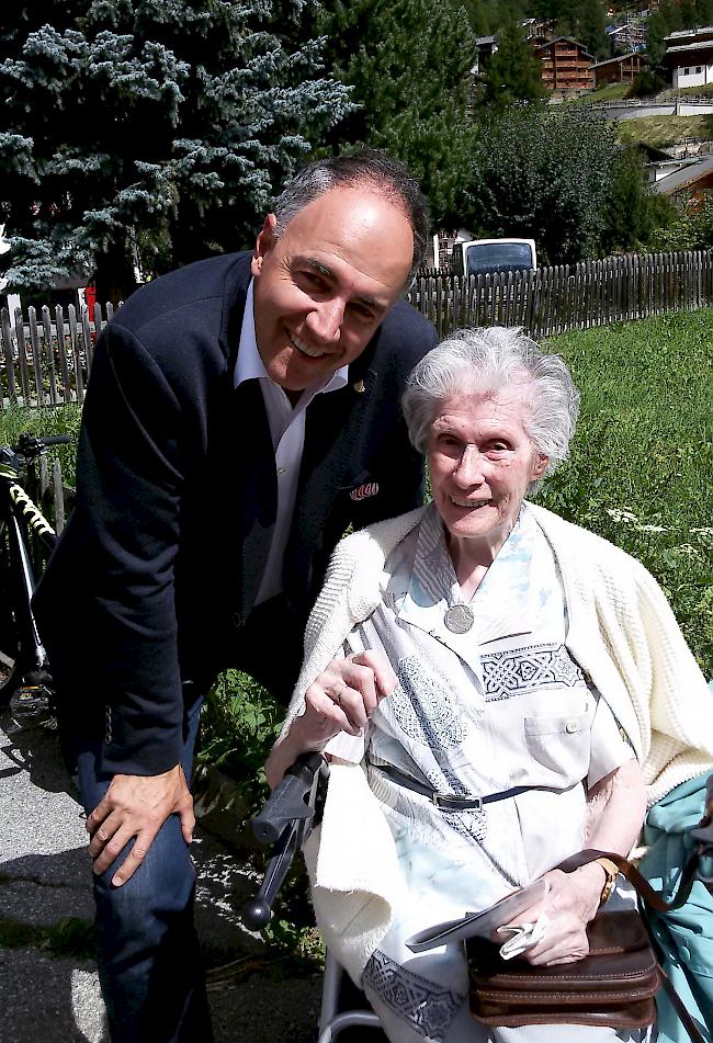 Anlässlich des 49. Folklore Festival Zermatt liess es sich Staatsrat Christoph Darbellay nicht nehmen, Lea Imboden-Burgener (96), die Initiantin des Anlasses, unter den Zuschauern zu begrüssen.