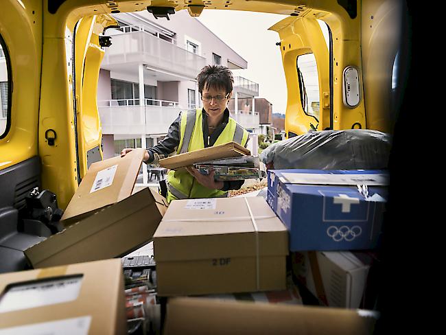 Die Post senkt für einige Pakete die Preise und vereinfacht die Gewichtsklassen: Paketauslieferung in Mauensee LU. (Themenbild)