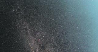 Zwei Laurentiustr&auml;nen. Sternschnuppen sind nicht ganz einfach auf Bild zu bannen. F&uuml;r die Verantwortlichen der Sternwarte Simplon stellt das Unterfangen aber offensichtlich kein Problem dar. 