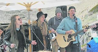 Maria Zurbriggen ist S&auml;ngerin der Band &laquo;Wintershome&raquo; (2.v.l.).