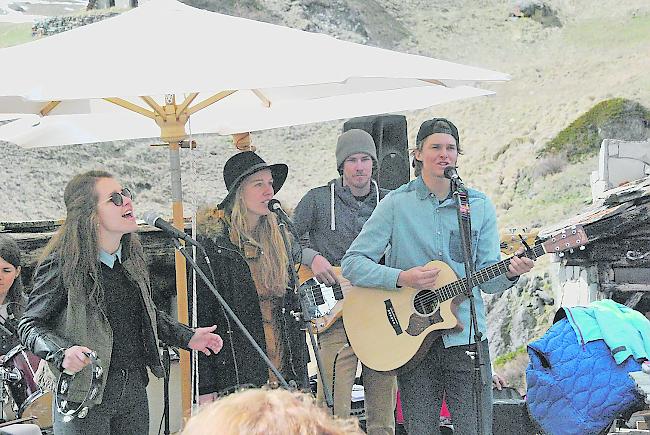 Maria Zurbriggen ist Sängerin der Band «Wintershome» (2.v.l.).