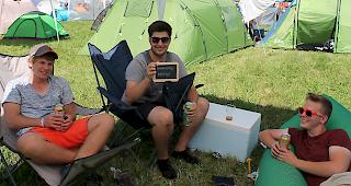 Kevin und Felix aus Unterems und Justin aus Raron (von links) geniessen ihren perfekten Campingplatz.