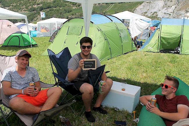 Kevin und Felix aus Unterems und Justin aus Raron (von links) geniessen ihren perfekten Campingplatz.