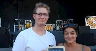 Markus und Jessica aus Solothurn warten auf das Konzert von &laquo;Milky Chance&raquo;.