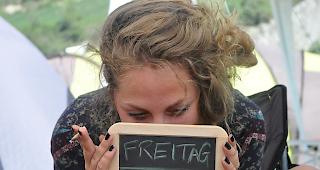 Saskia versucht gerade, das Ged&auml;chtnis-Puzzle von gestern Nacht zusammenzusetzen.