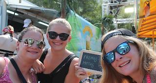 Nicole, Corina und Silvia (von links) g&ouml;nnen sich zum Mittagessen ein Cr&ecirc;pes.