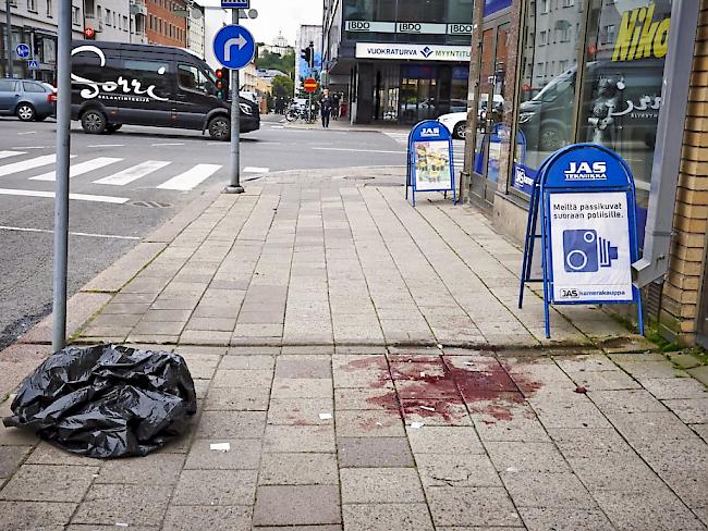 Eine Blutlache auf dem Trottoir in der Innenstadt von Turku - ein Angreifer griff Passanten in der finnischen Stadt mit einem Messer an. (Archiv)