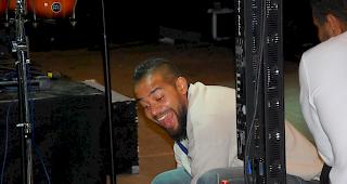 Gute Stimmung. Leads&auml;nger William B&eacute;j&eacute;di bei Installationsarbeiten.