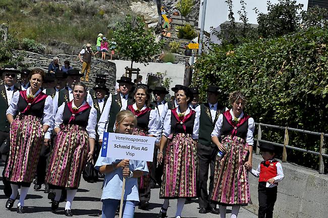 Der JK Balfrin Visp zieht singend durchs Dorf.