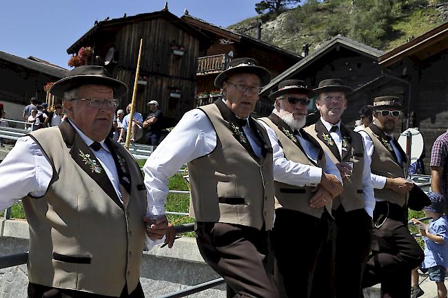 Ein Teil der Mannschaft des JK Riederalp ruht sich nach dem Umzug aus...