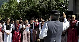 Das Gesamtspiel vor dem Festplatz unter der Leitung von Amad&eacute; Leiggener des JK Noger Ausserberg.