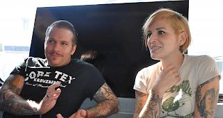 Schlagzeuger Andi und Bassistin Ines im Gespr&auml;ch mit dem Walliser Boten.