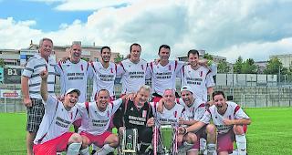 Siegreiche Mannen. Der FC Grossrat holt den Pokal erneut ins Wallis.  