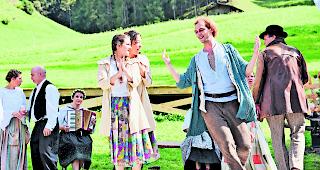 Tanzend. Peer Gynt tanzt alleine  &ndash;  die beiden Solveigs schauen zu&hellip;  