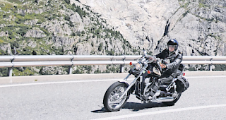 Schlangenlinien am Furkapass. Die Serpentinen der Passstrasse garantieren besonders f&uuml;r Motorradfahrer jede Menge Fahrspass.