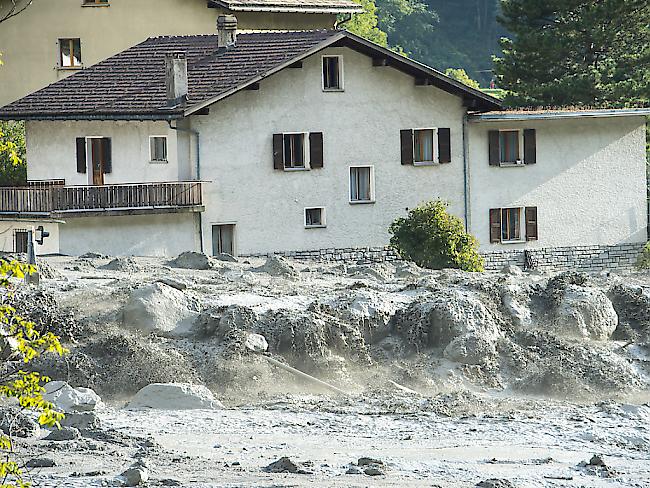 Ein Bergbach verwandelte den Bergsturz in einen gewaltigen Murgang. Dieser streifte Bondo und überspülte die Hauptstrasse des Bergells.