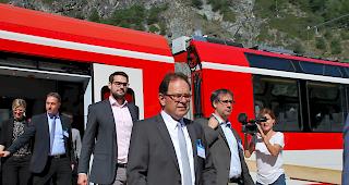 MGBahn Direktor Fernando Lehner verl&auml;sst mit G&auml;sten den Zug bei der neuen Kreuzungsstelle Sefinot.