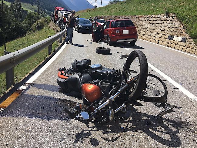 Eine Walliser Motorradlenkerin hat sich bei einem Unfall am Donnerstagmittag kurz vor Niederwald schwere Verletzungen zugezogen.