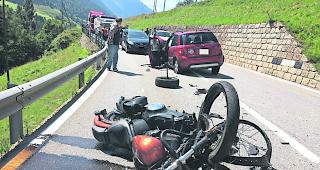 Unfallort. Als die Motorradlenkerin einen Lastwagen &uuml;berholen wollte, kollidierte sie mit einem korrekt entgegenkommenden Auto. 