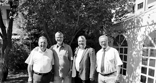 Austausch. Adalbert Grand, Pr&auml;sident des Walliser Kantonalverbandes, Dr. Rudolf Gr&uuml;ninger, Pr&auml;sident des Schweizerischen Verbandes der B&uuml;rgergemeinden und Korporationen, Niklaus Furger, Gemeindepr&auml;sident Visp, und Georges Schmid, Burgermeister Burgerschaft Visp (von links). 