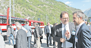In Betrieb. MGBahn-Unternehmensleiter Fernando Lehner (2. von rechts) unterh&auml;lt sich an der neuen Kreuzungsstelle
Sefinot mit Christophe Beuret, Sektionschef Grossprojekte beim BAV.