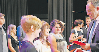 Strahlende Gesichter. Bildungsdirektor Christophe Darbellay durfte an der Diplomfeier eine Menge H&auml;nde schütteln.