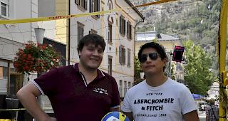 Die Organisatoren Joey K&uuml;hberger (links) und Billy Bregy liessen Sand herbeikarren f&uuml;r die erstmalige Durchf&uuml;hrung eines Beachvolleyball-Gr&uuml;mpelturniers.