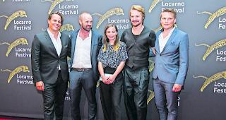 Roter Teppich. Regisseur Dominik Locher (Zweiter von links) mit den Schauspielern aus seinem Film &laquo;Goliath&raquo;. 