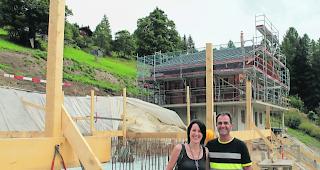 Zufriedene Gesichter. Manuela und Anton Wyden zeigen ihr inzwischen angelaufenes Bauprojekt.  