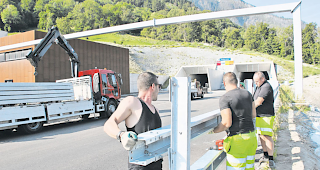 Endausbau. Montage eines Fahrzeugr&uuml;ckhaltesystems am Fahrbandrand vor den Ostportalen des Tunnels Eyholz.