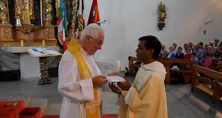 Pfarrer Suresh bei seinem Empfang in Visperterminen.