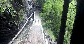 Ein Velofahrer st&uuml;rzt beim Befahren der Grand Bisse de Lens50 Meter in die Tiefe und stirbt.