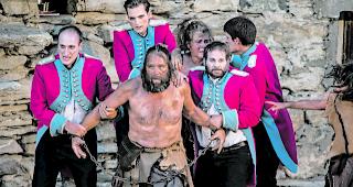 Gefangen. Ds Wilta wird in Ketten vor den Richter gef&uuml;hrt. 