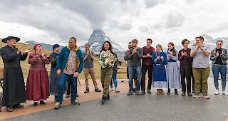 Derni&egrave;re Freilichtspiele Zermatt: Daniel Luggen (Kurdirektor Zermatt Tourismus, Bildmitte), Livia Anne Richard (Regisseurin und Autorin), Schauspieler und Team.