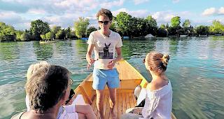 Gegen den Strom. Zauberer Lionel, der etwas andere Gondoliere, in einem Weidling auf dem Rhein. 