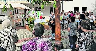 Messfeier. Der Gottesdienst unter freiem Himmel vor St. Jodern wurde vom Kirchenchor Ausserberg (rechts) gesanglich umrahmt. 