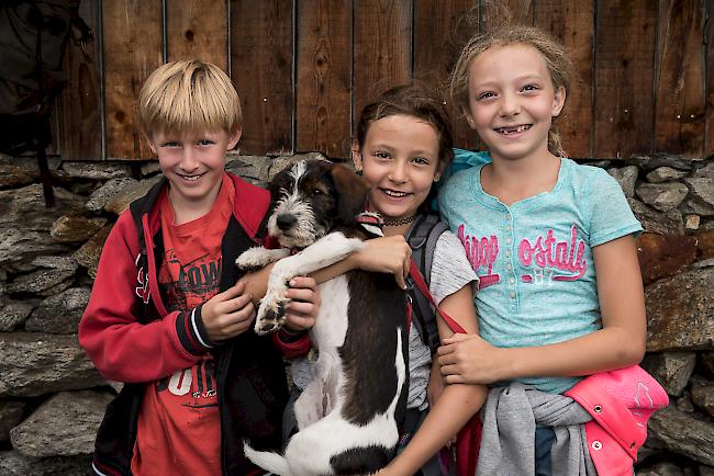 Noah Grand (9), Luisa (8) und Shana Franzen (10), und Bibi (4 Monate), alle aus Bitsch