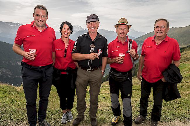 Pascal Ruppen (43), Nadja Schnydrig (39), Beat Imhof (56), Jacky Arnold (55) und Klaus Mutter (70), alle vom Jodlerklub Aletsch, Naters