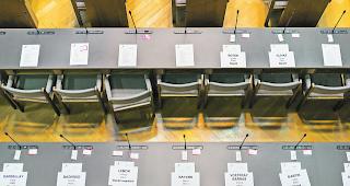 W&auml;hlerwille nicht wiedergegeben. Pulte der Ratsmitglieder vor der geplanten Vereidigung der neu gew&auml;hlten Grossr&auml;te.  