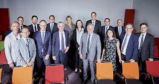 Vereinbarung zwischen Kanton und EPFL (von links): Pierre Vandergheynst, Fr&eacute;d&eacute;ric Favre, Ren&eacute; Bugnion, Philippe Varone, Etienne Marclay, Marc Gruber, Martin Vetterli, Caroline Cuyper, Esther Waeber Kalbermatten, Jacques Melly, Christophe Darbellay, Roberto Schmidt, Sophia Dini, St&eacute;phane Decout&egrave;re, Marc Andr&eacute; Berclaz und Andreas Mortensen.