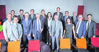 Vereinbarung getroffen. Die Verantwortlichen von Kanton und EPFL (von links): Pierre Vandergheynst, Fr&eacute;d&eacute;ric Favre, Ren&eacute; Bugnion, Philippe Varone, Etienne Marclay, Marc Gruber, Martin Vetterli, Caroline Cuyper, Esther Waeber-Kalbermatten, Jacques Melly, Christophe Darbellay, Roberto Schmidt, Sophia Dini, St&eacute;phane Decout&egrave;re, Marc-Andr&eacute; Berclaz und Andreas Mortensen. 