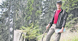 Langsames Wachstum. Fredy Zuberb&uuml;hler zeigt einen 17-j&auml;hrigen Baumspr&ouml;ssling im Bawald.