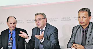 Knapp im Lot. Staatsrat Roberto Schmidt pr&auml;sentierte gestern mit Pierre-Andr&eacute; Charbonnet (links), Chef der kantonalen Finanzverwaltung, und Damian Locher (rechts), Adjunkt und Chef der Hauptbuchhaltung, sein erstes Budget.  