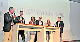 Illustre Runde. Von links: Skilegende Pirmin Zurbriggen, Gletscherexperte David Volken, Mundarts&auml;ngerin Sina, Lonzianer Max Lauwiner, Nachwuchs-Leichtathletin Svenja Wenger sowie Moderator Luzius Theler. 