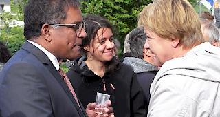 Pfarrer James Kachappilly mischt sich nach der Messe unter die Leute.