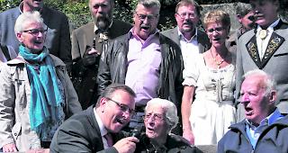 &laquo;Flott und zw&auml;g&raquo;. Anna Wirthner-Mutter und Staatsrat Roberto Schmidt stimmen ein Volkslied an. 